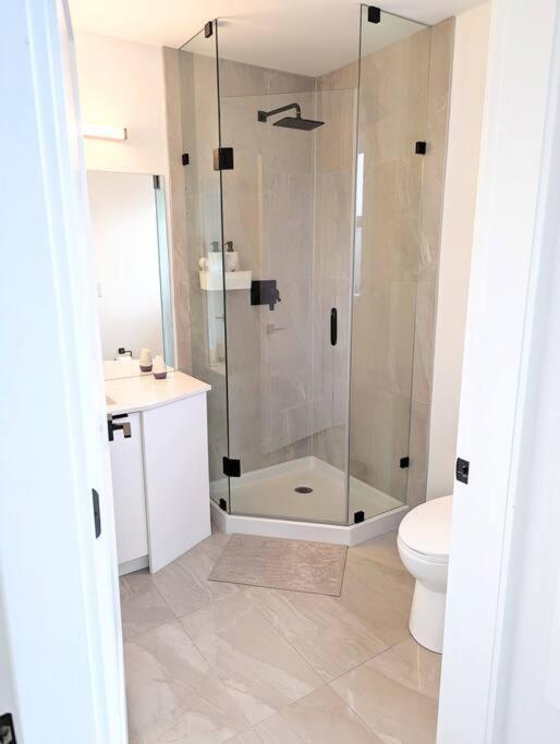 Centrally Located, Modern, 2 Bedroom Home Vancouver Eksteriør bilde