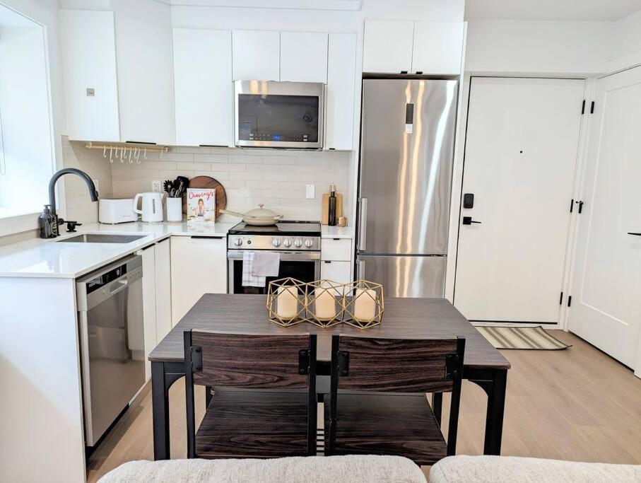 Centrally Located, Modern, 2 Bedroom Home Vancouver Eksteriør bilde