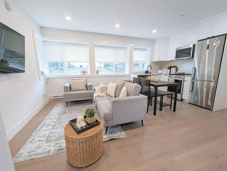 Centrally Located, Modern, 2 Bedroom Home Vancouver Eksteriør bilde