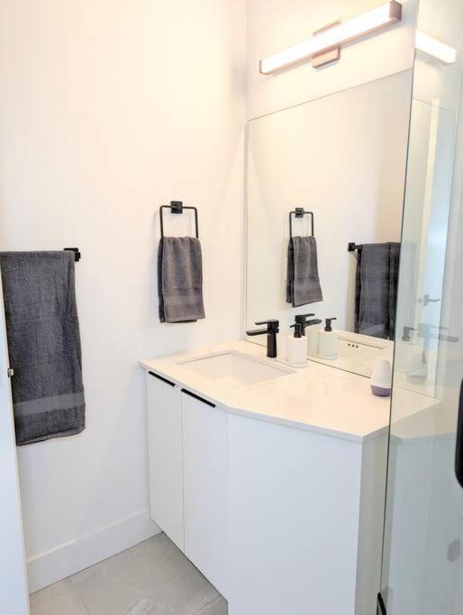Centrally Located, Modern, 2 Bedroom Home Vancouver Eksteriør bilde