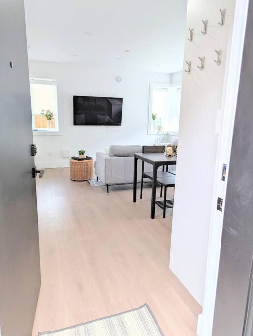 Centrally Located, Modern, 2 Bedroom Home Vancouver Eksteriør bilde